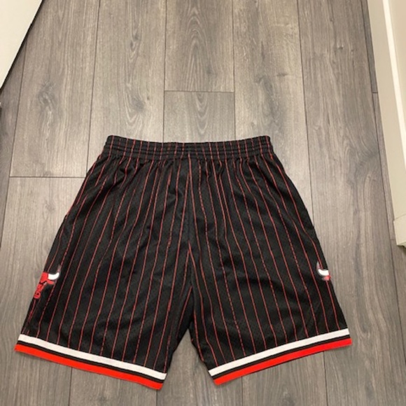 Mitchell & Ness Chicago Bulls Pinstripe Swingman Shorts NWT - Picture 8 of 8